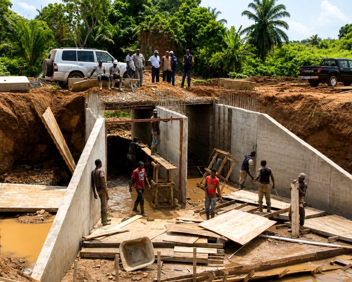 Ouvrage d'assainissement en construction — Touba